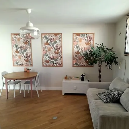 Apartment Joli Avec Stationnement Gratuit Dans La Rue *